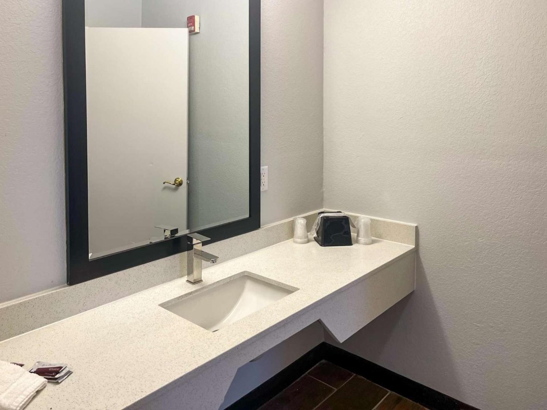 Studio 6 Suites Hurricane, Wv Екстериор снимка
